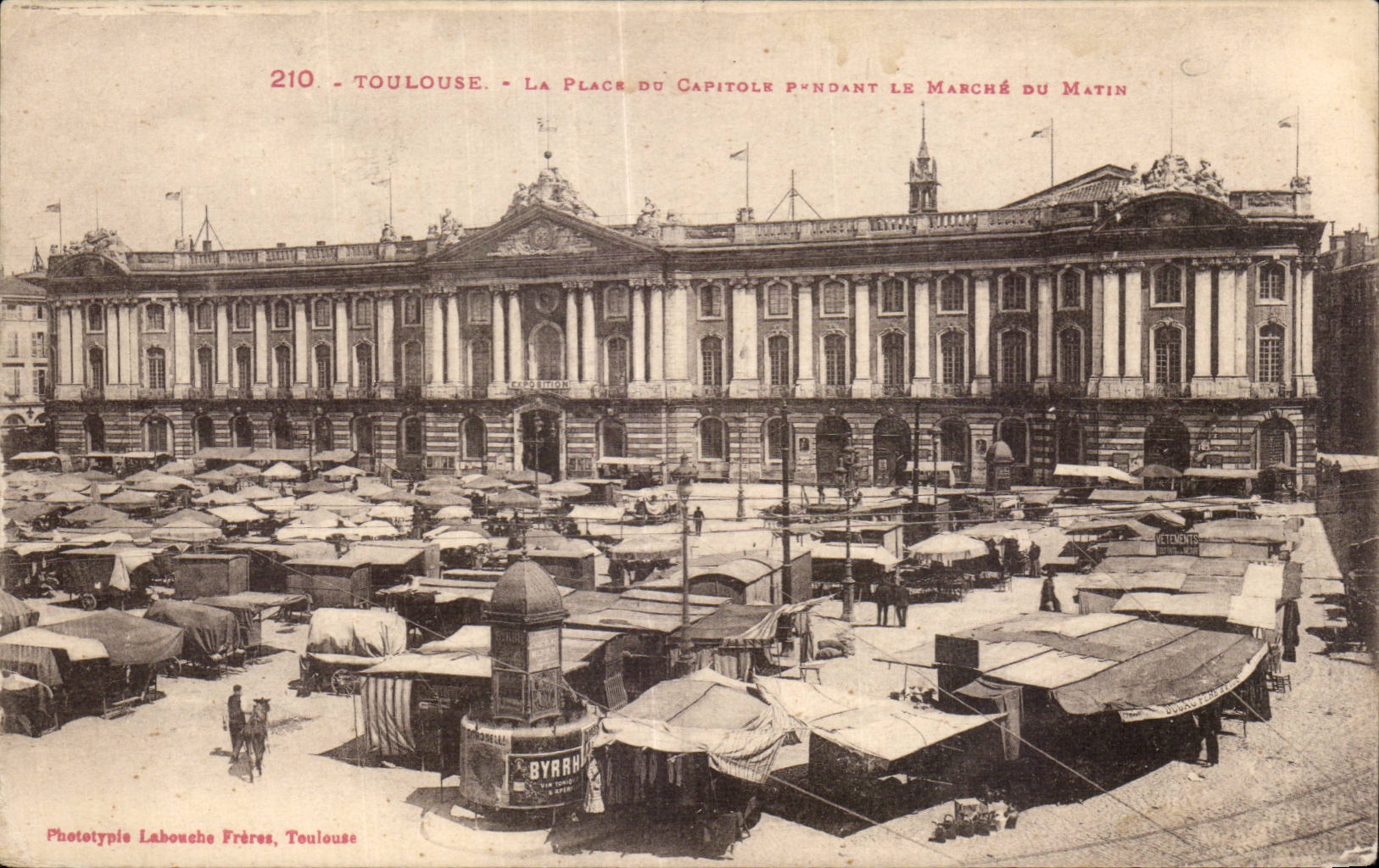 Toulouse - La Place du Capitole pendant le marché du matin — Phototypie Labouche Frères, Toulouse, n°210