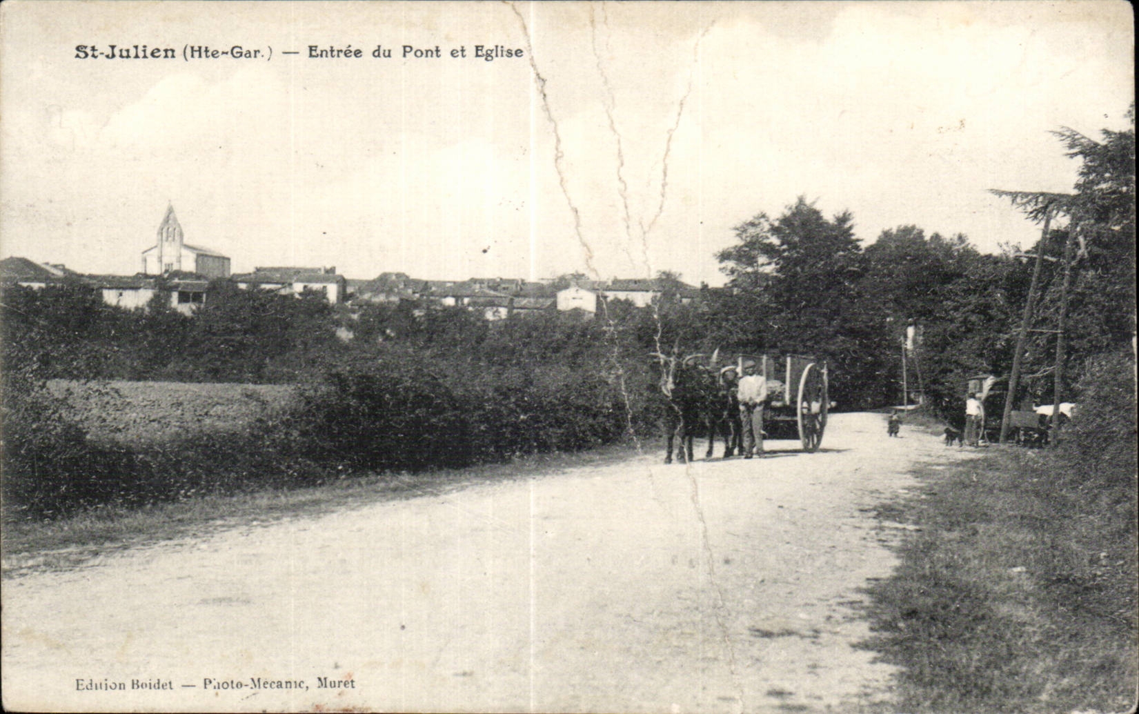 CPA St Julien Haute Garonne Entree du Pont et Eglise Attelage Boeufs
