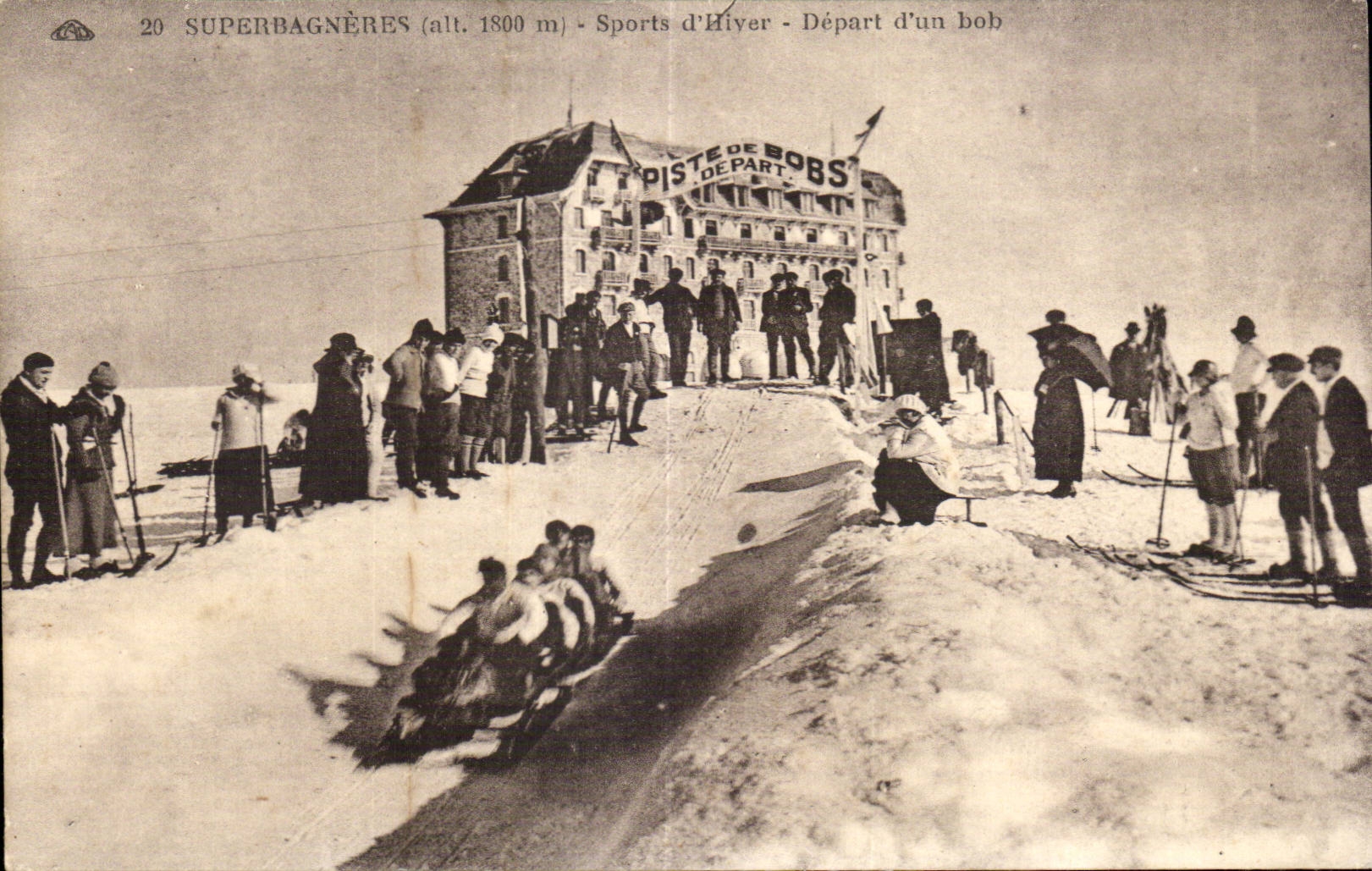 Superbagnères (alt. 1800 m) — Sports d'Hiver — Départ d'un bob — Piste de Bobs