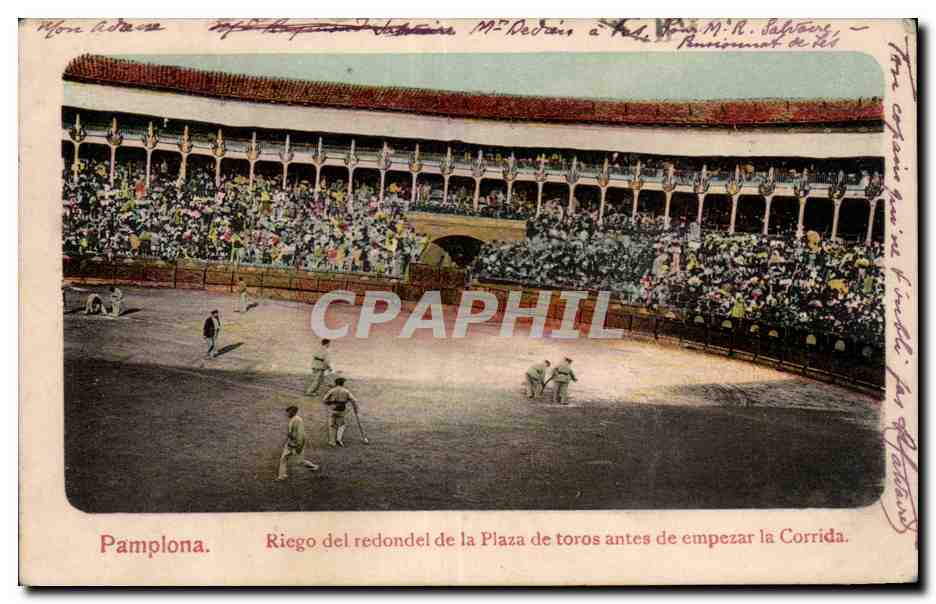 Pamplona — Riego des redondel der Plaza de toros vor dem Beginn der Corrida — Verlag nicht sichtbar