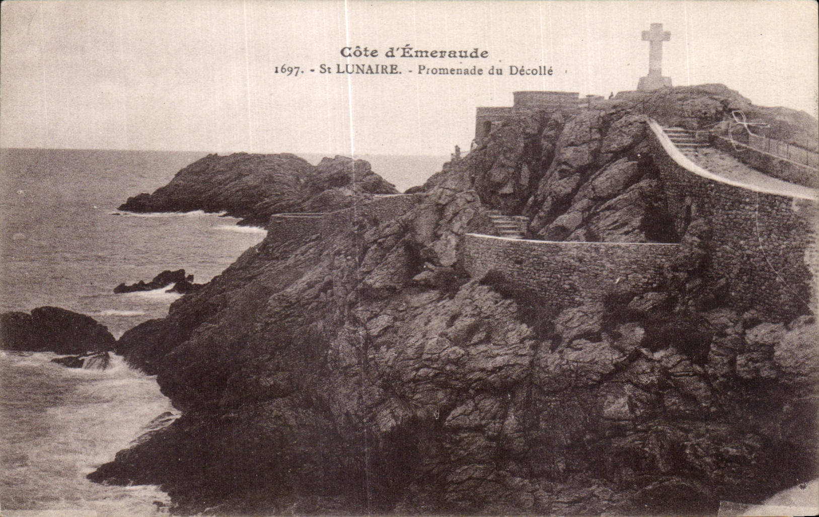 CPA Cote d Emeraude St Lunaire Promenade du Decolle