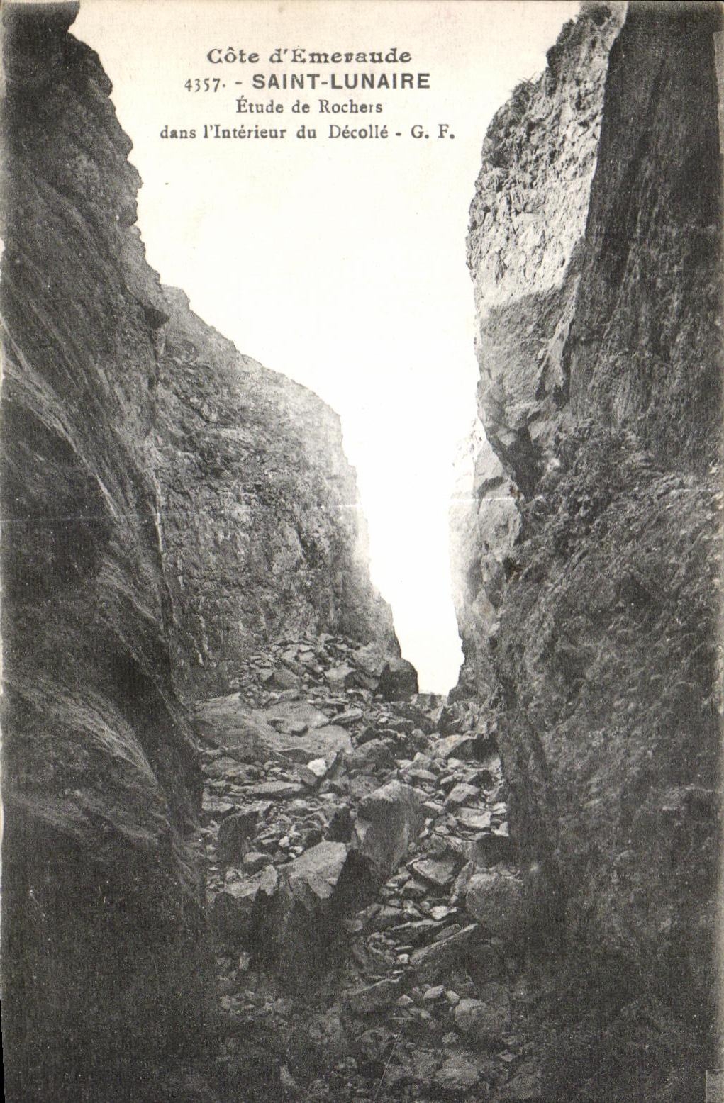 CPA Saint Lunaire Cote d Emeraude Etude de Rochers Dans I Interienur du Decolle 