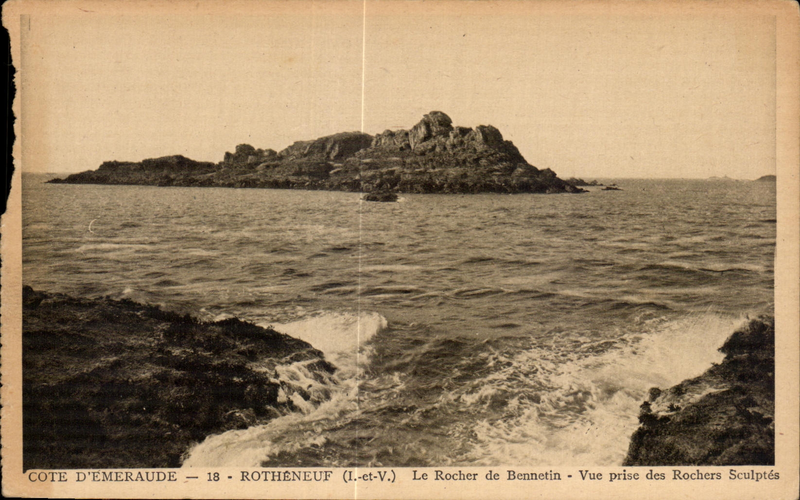 Côte d'Émeraude — ROTHÉNEUF (I.-et-V.) — Le Rocher de Bennetin — Vue prise des Rochers Sculptés — Édition H. Brebais