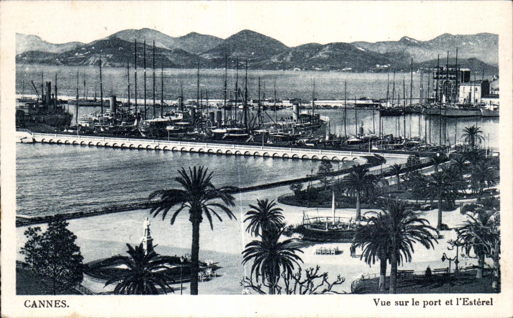 CPA Cannes Vue sur le port et l Esterel Bateaux 