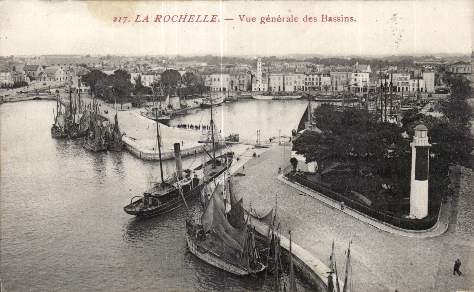 CPA La Rochelle Vue generale des Bassins Bateaux 