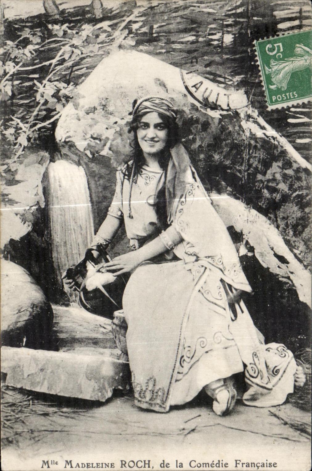 Mlle Madeleine Roch, de la Comédie Française — en costume oriental — éditée par la Comédie Française