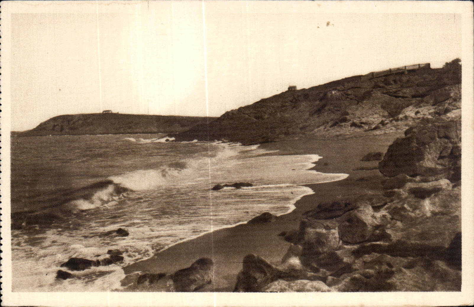 Côte d'Émeraude - ROTHÉNEUF (I.-et-V.) — 19. La plage de l'Hôtel Brébion. Vue prise des Rochers Sculptés