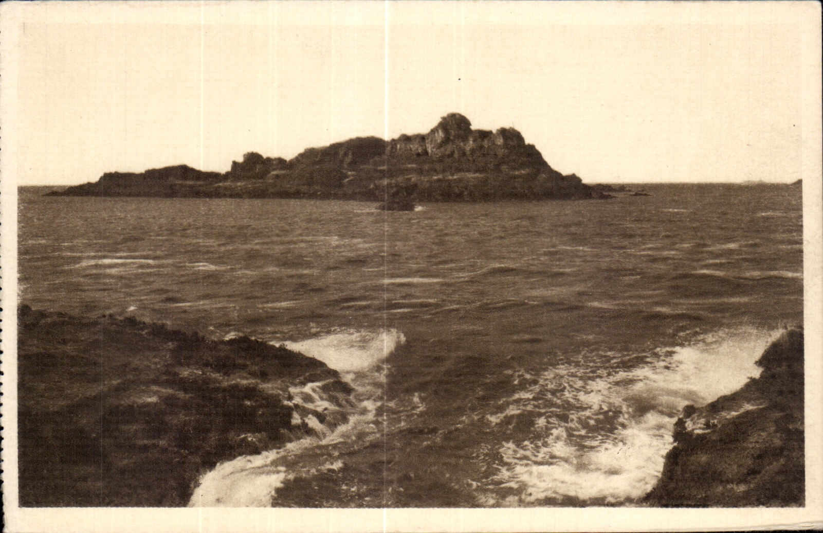 Côte d'Emeraude - ROTHÉNEUF (I.-et-V.) — Le Rocher de Bennetin — Vue prise des Rochers Sculptés