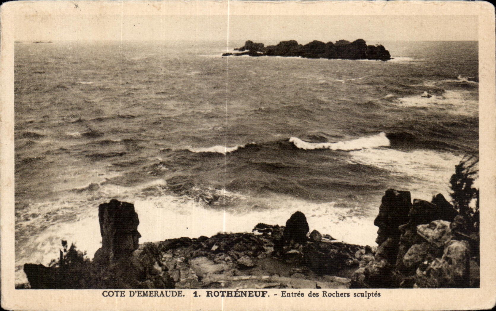 Côte d'Émeraude. 1. Rothéneuf — Entrée des Rochers sculptés — Cliché et Edition M. Bréton