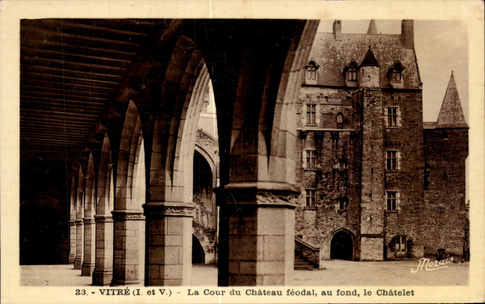 Vitré (I. et V.) — La Cour du Château féodal, au fond, le Châtelet — Morais