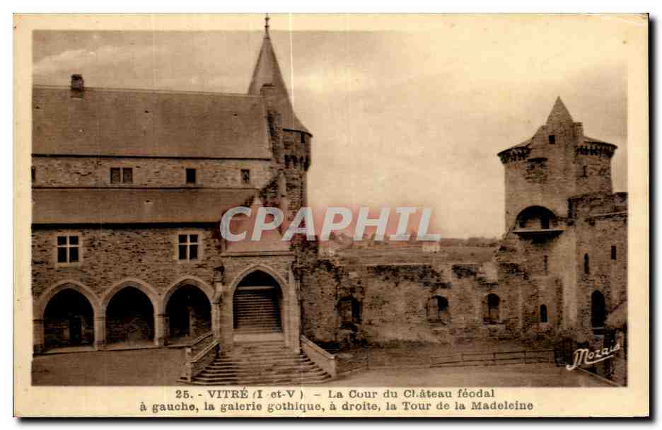 Vitré (Il-et-V) — La Cour du Château féodal, à gauche la galerie gothique, à droite la Tour de la Madeleine — Mozais