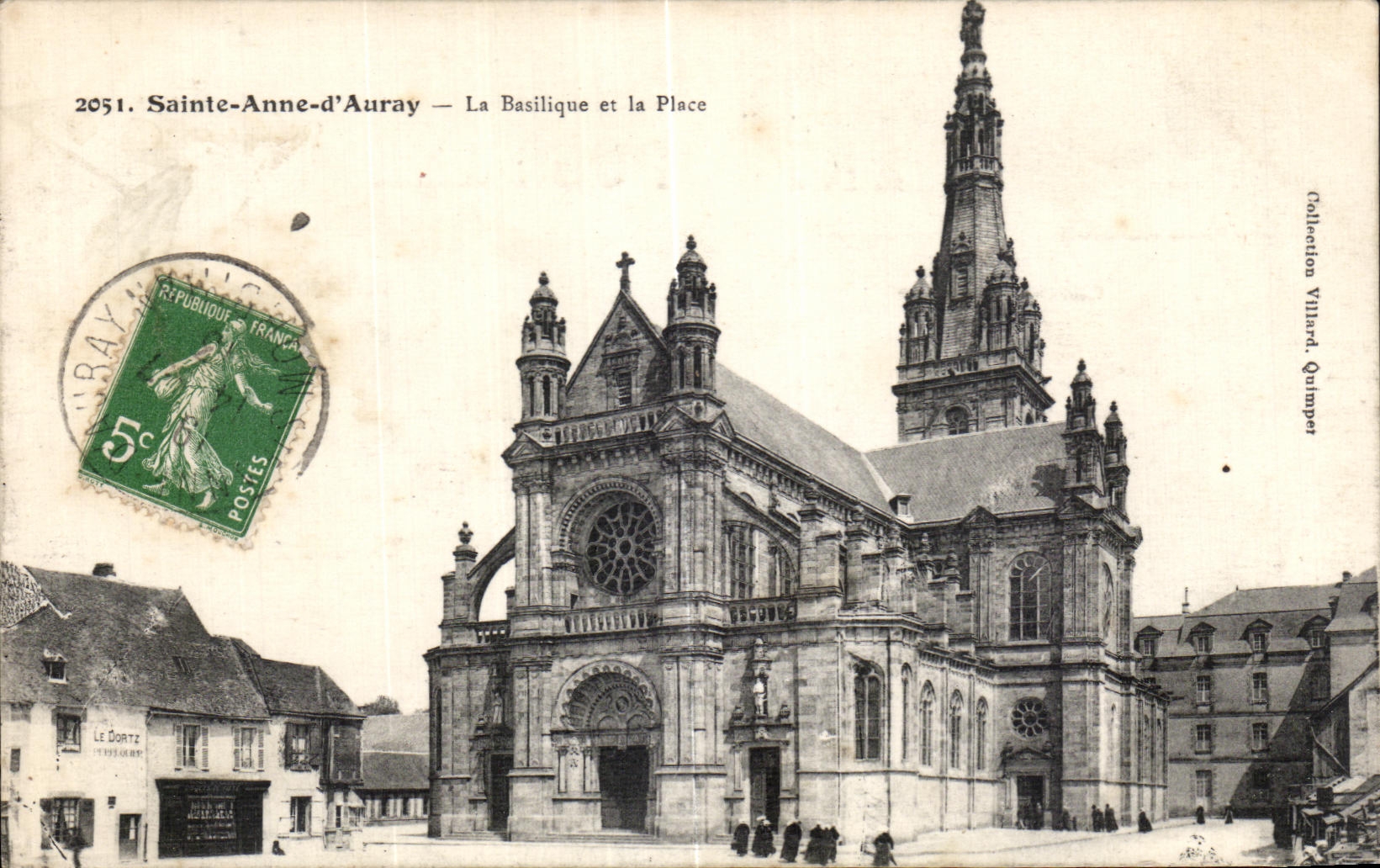 CPA Saint Anne d Auray La Basilique et la Place