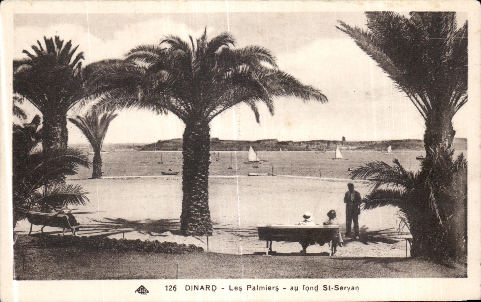 Dinard - Les Palmiers - au fond St-Servan