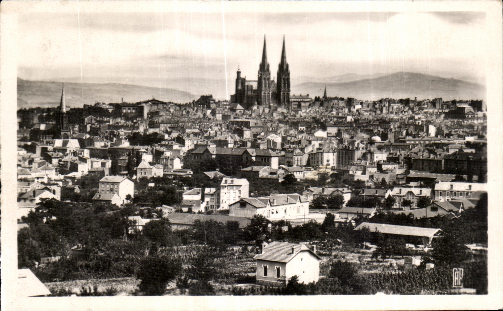 Clermont-Ferrand — Vue générale prise des Quatre Routes — éditeur C.A.P. n°47