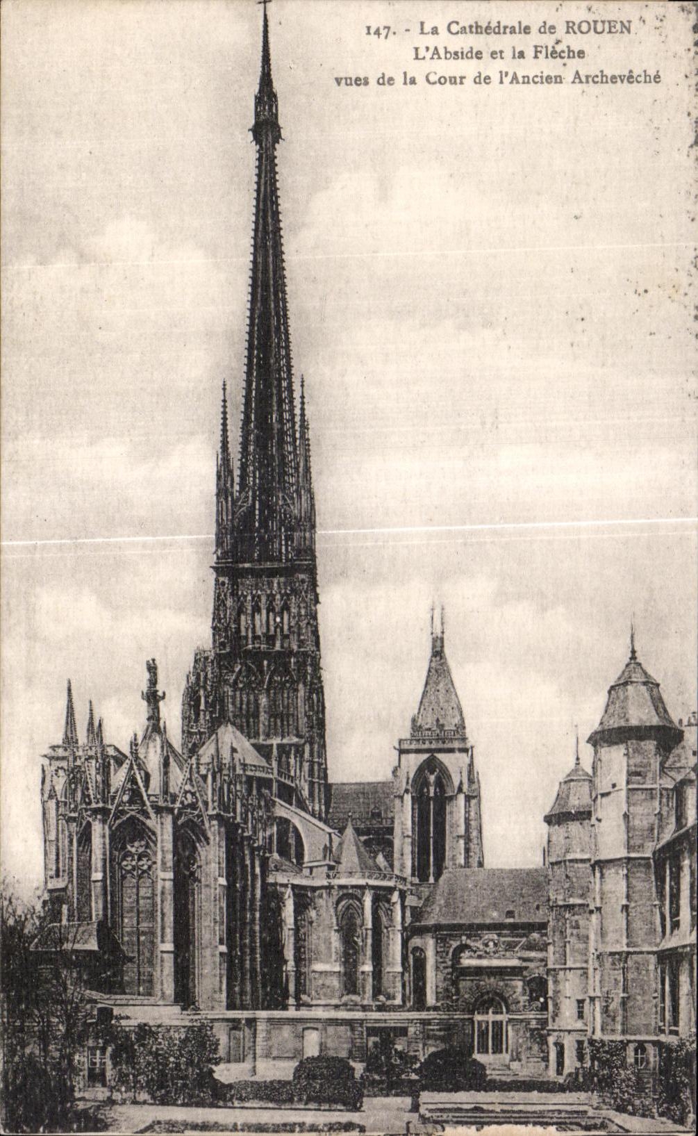 CPA La cathedrale de Rouen L Abside et la Fleche vues de la Cour de 
