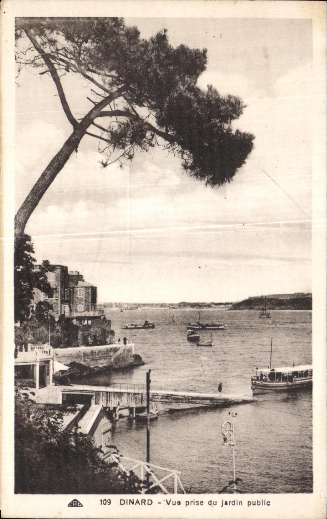 DINARD - Vue prise du jardin public — CPA n°109 — éditeur A.P.C.