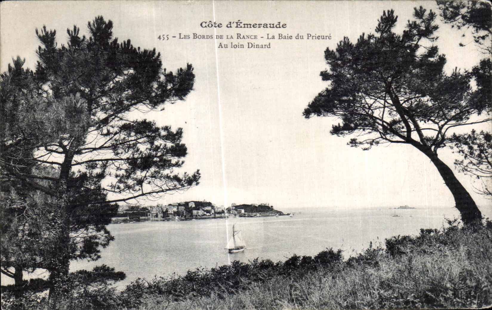 Côte d'Émeraude — Les Bords de la Rance — La Baie du Prieuré — Au loin Dinard