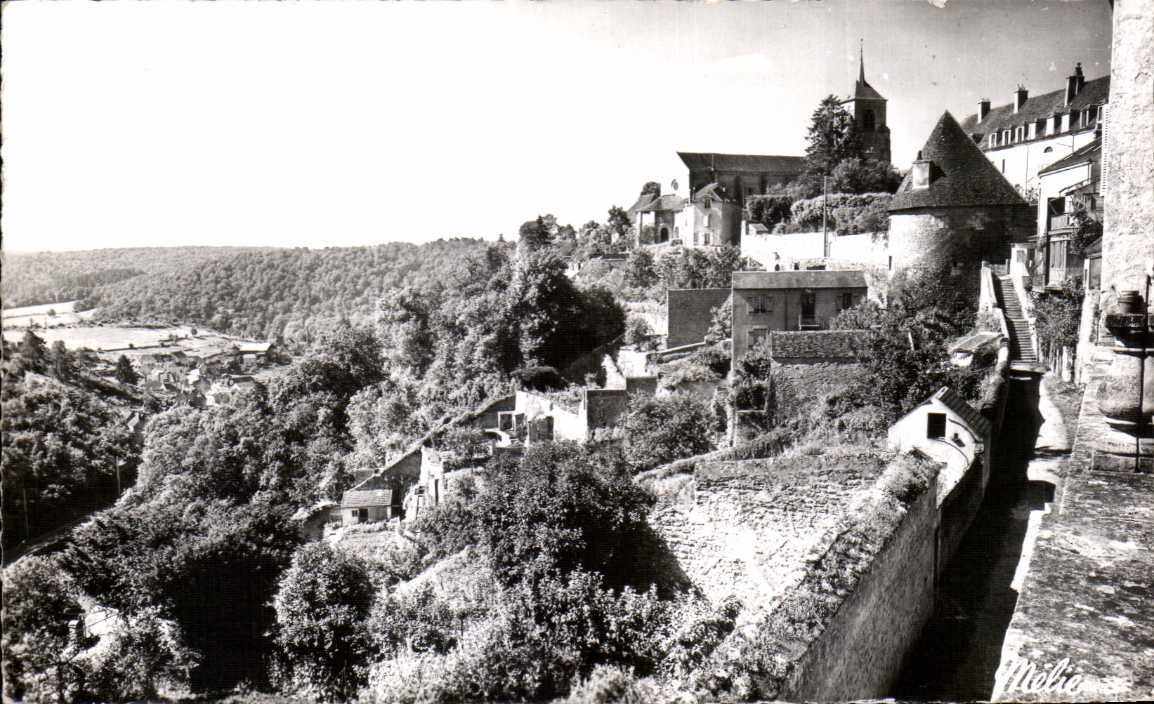 Avallon (Yonne) — Les Remparts et l'Église Saint-Lazare — Mélia