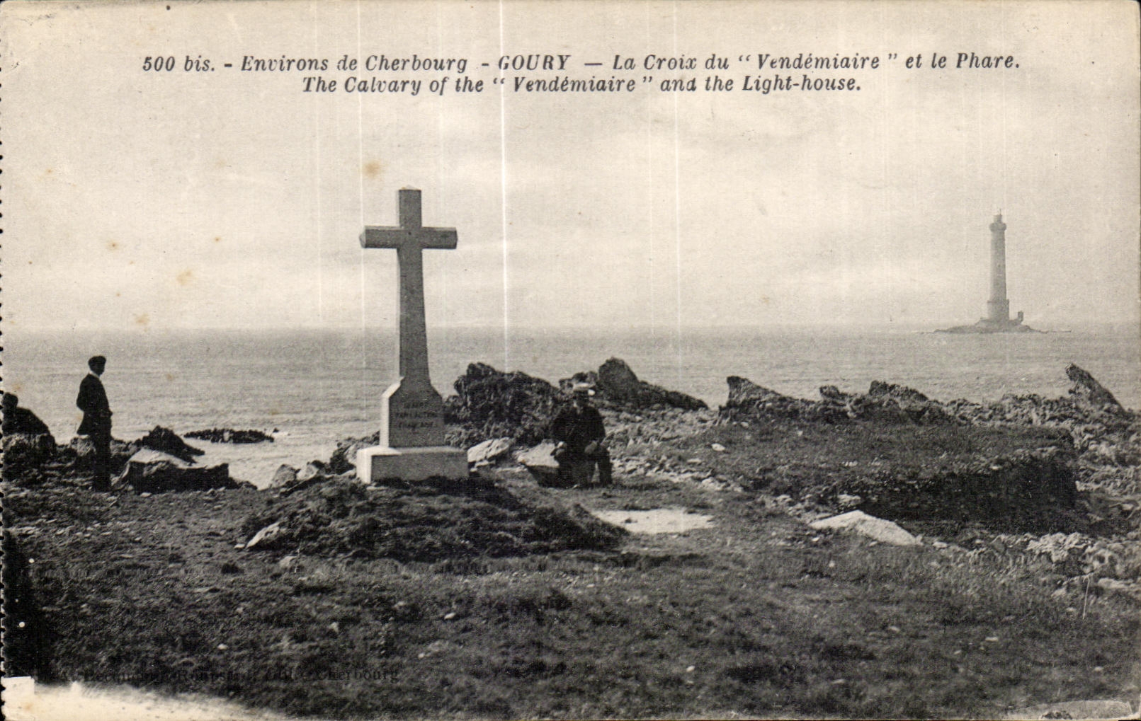 Environs de Cherbourg - GOURY — La Croix du "Vendémiaire" et le Phare.