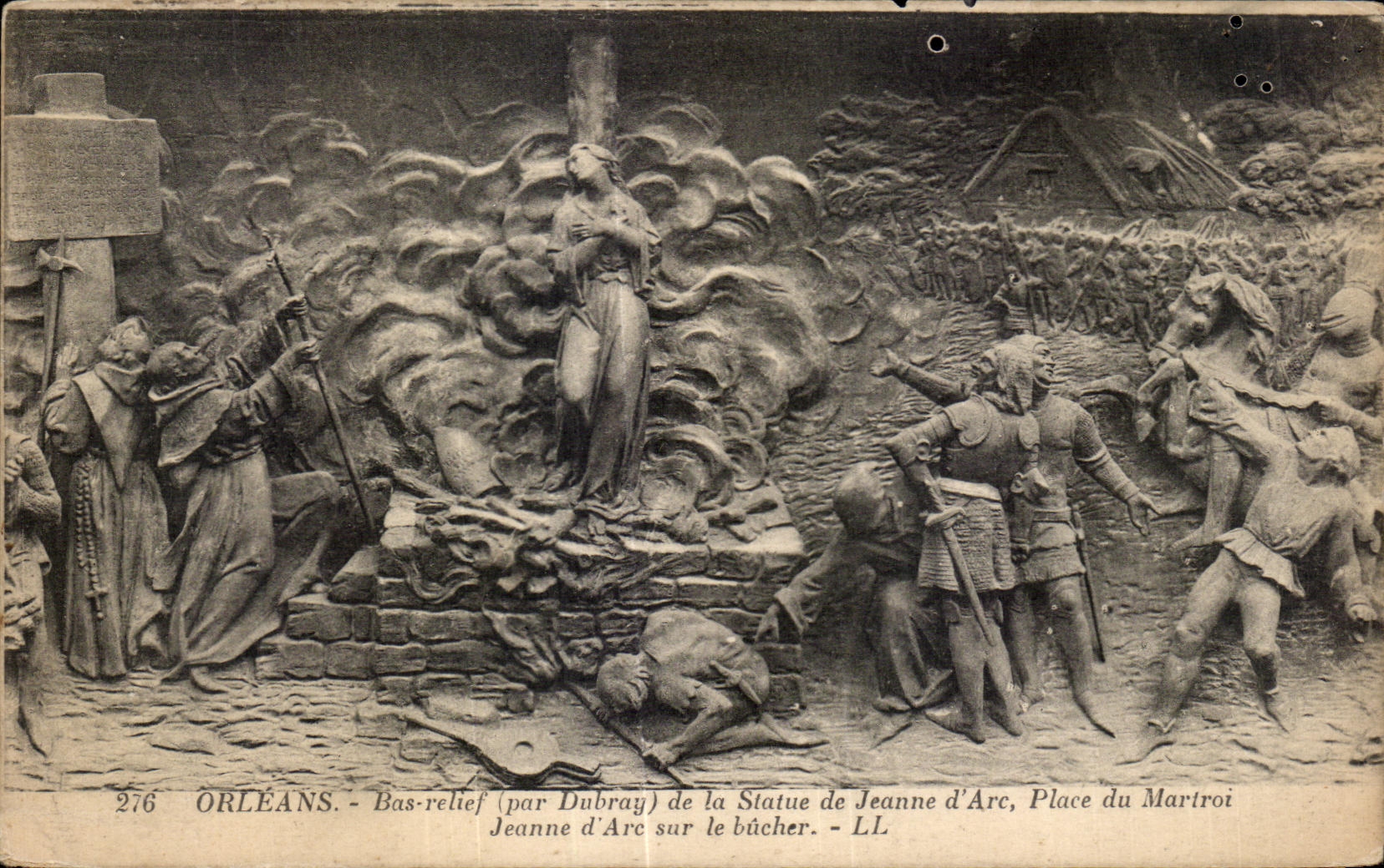 CPA Orleans Bas relief de la Statue de Jeanne d Arc Place du Martroi Jeanne d arc Sur le bucher
