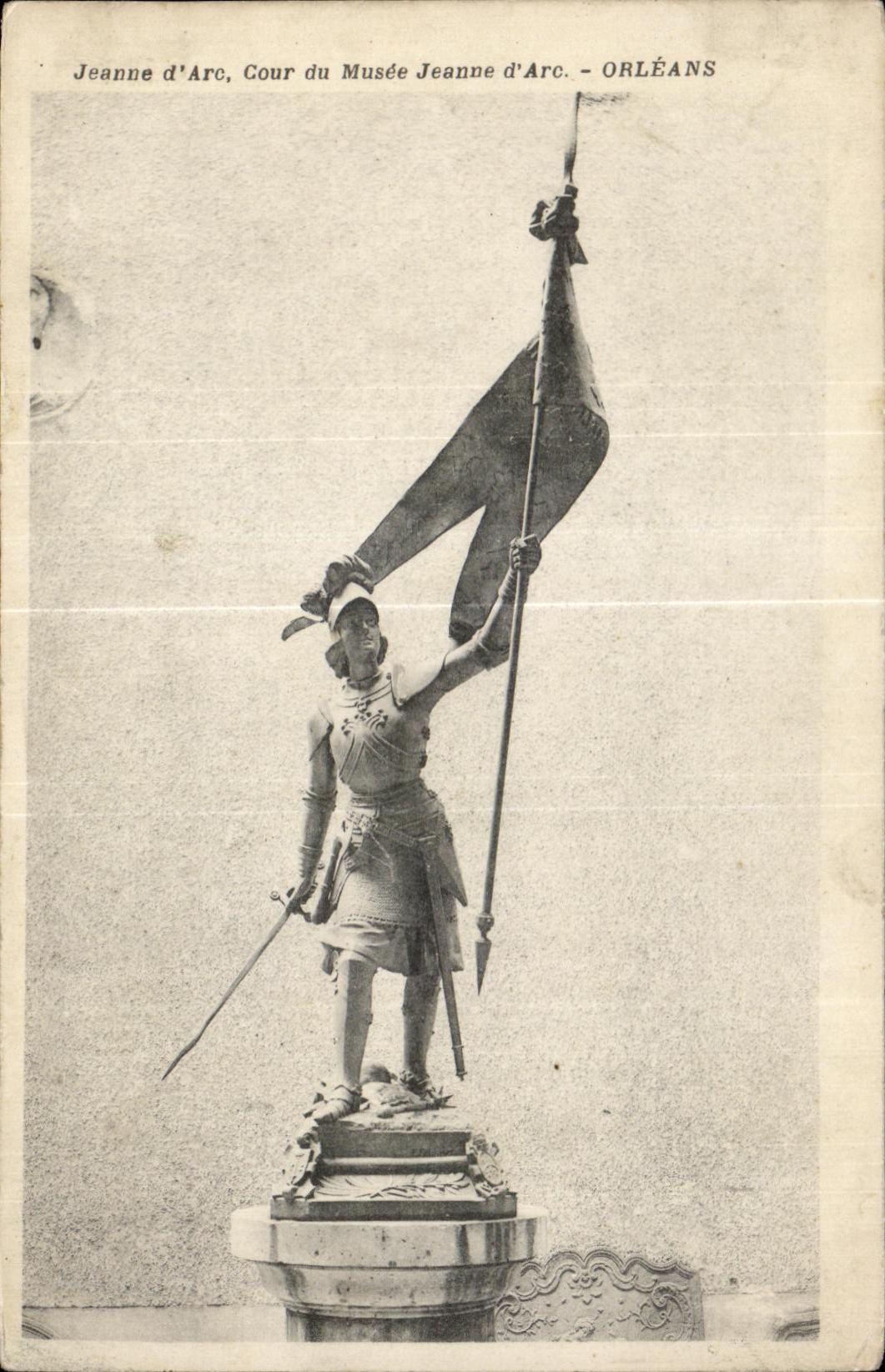 CPA Jeanne D Arc Cour du Musee Jeanne d Arc Orleans
