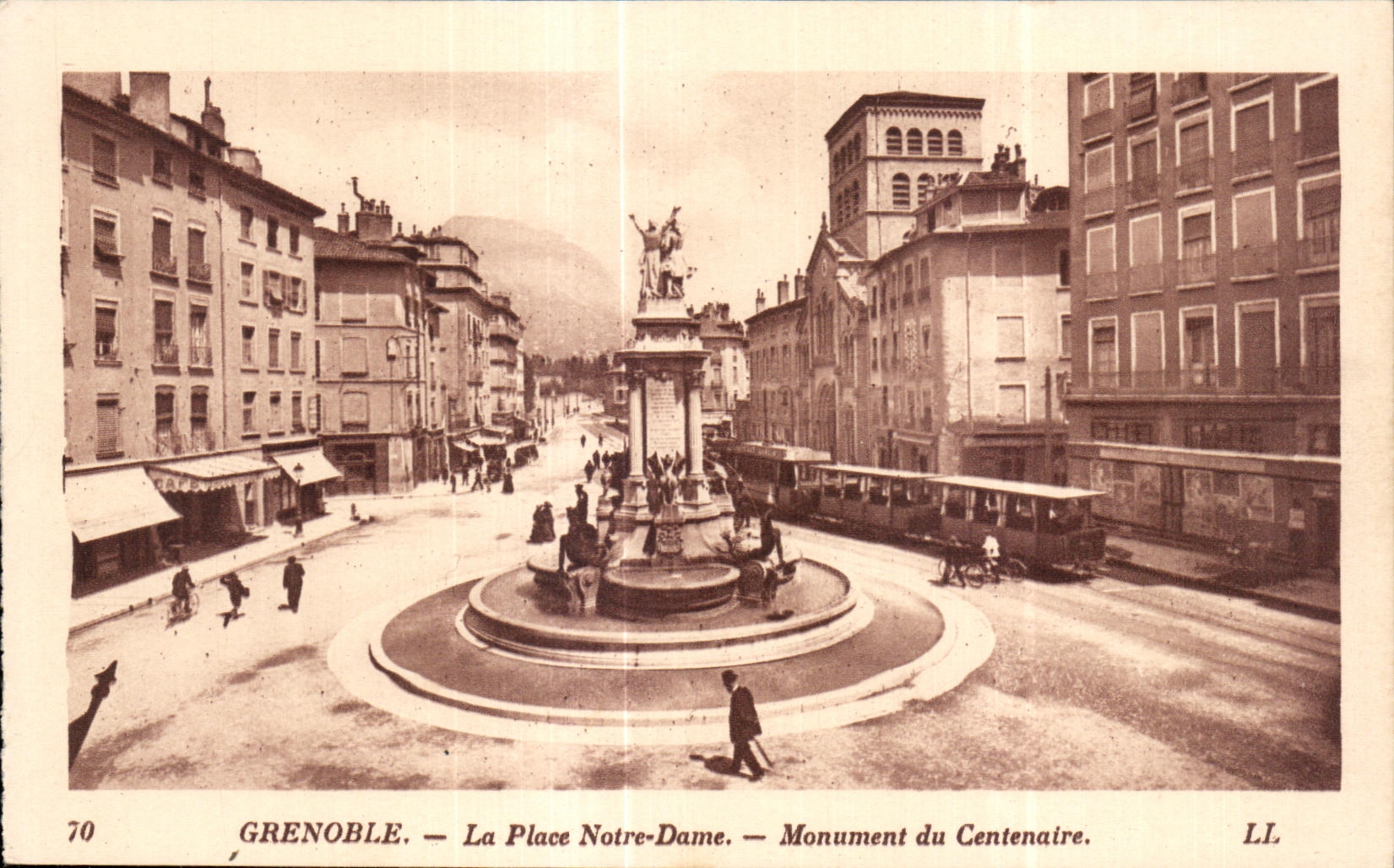 Grenoble — La Place Notre-Dame — Monument du Centenaire