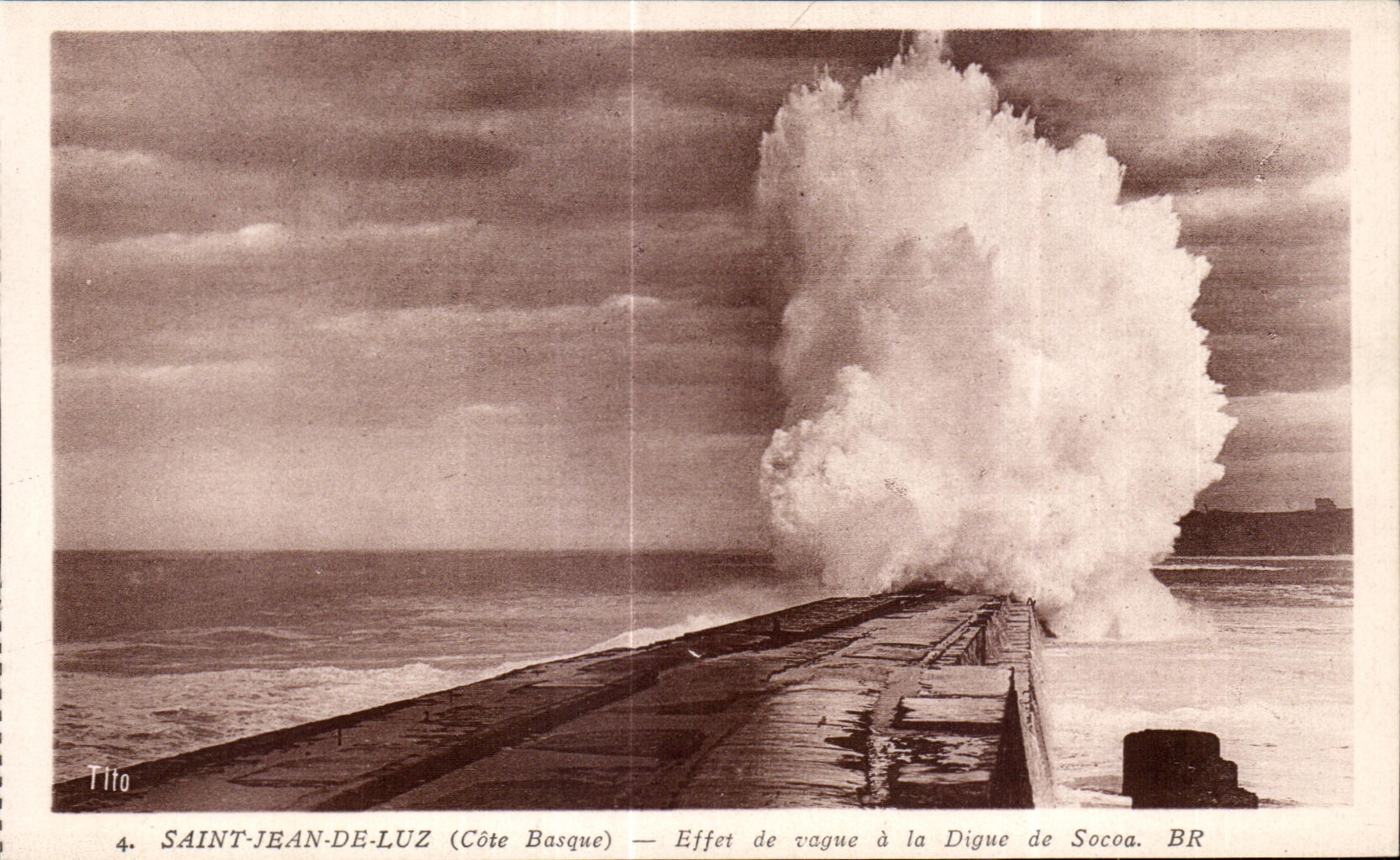 SAINT-JEAN-DE-LUZ (Côte Basque) — Effet de vague à la Digue de Socoa. BR