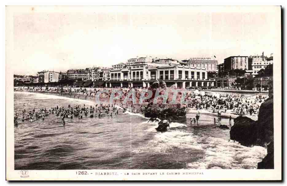 CPA Biarritz La Bain Devant le Casino Municipal
