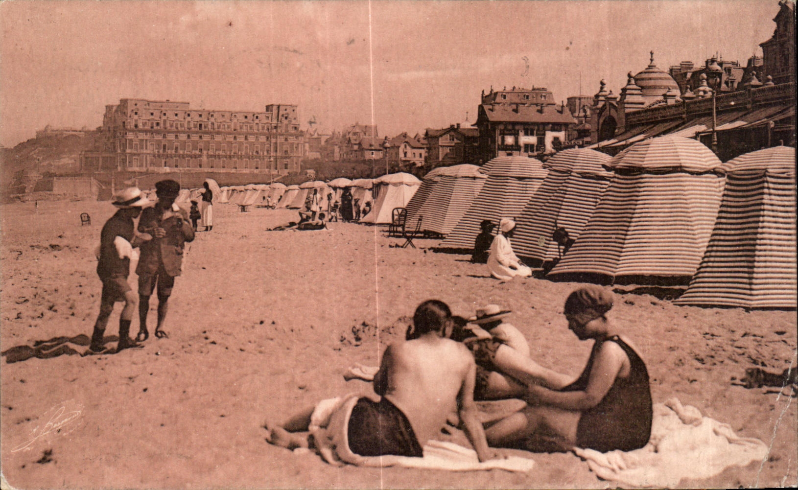 Plage de Biarritz — Le Bain de Soleil — R. Bergarin, n°12377