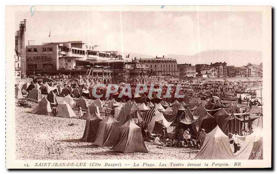 SAINT-JEAN-DE-LUZ (Côte Basque) — La Plage. Les Tentes devant la Pergola. BR