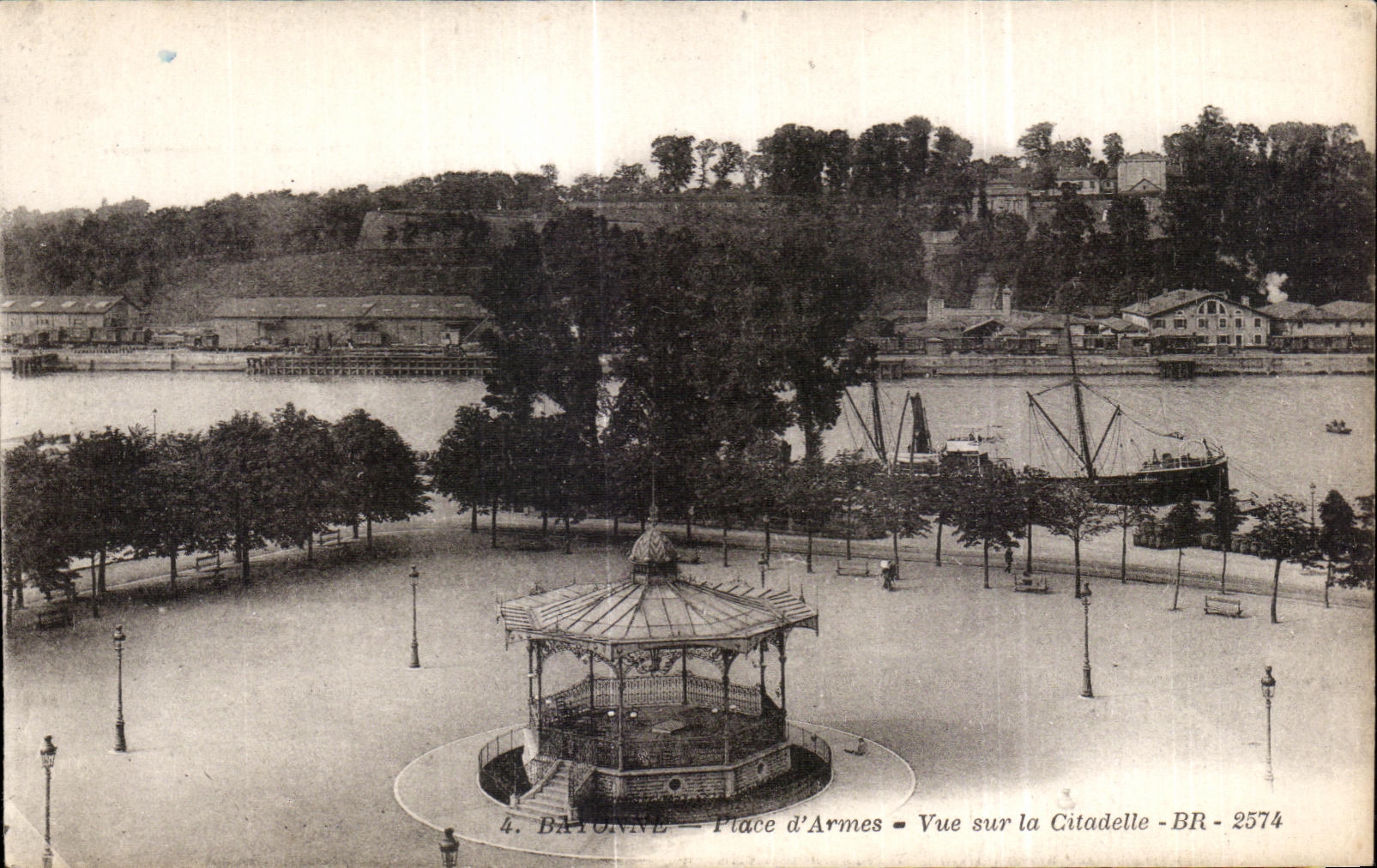 CPA Bayonne Place d Armes Vue sur la Citadelle