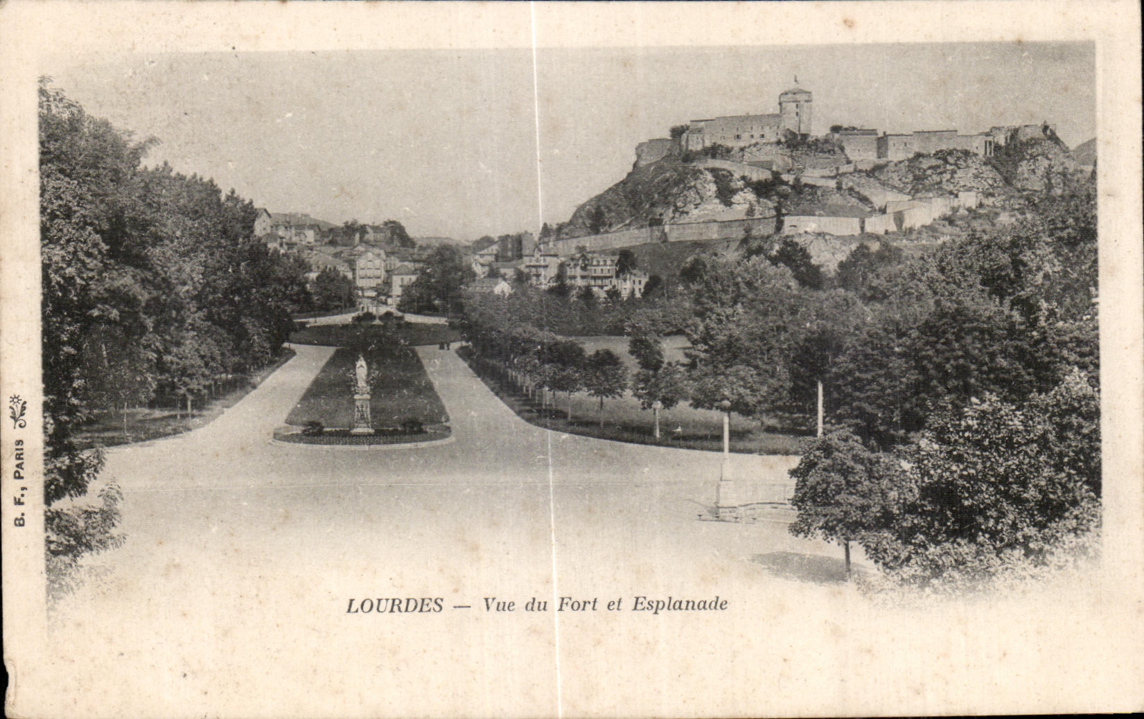 CPA Lourdes Vue du Fort et Esplanade