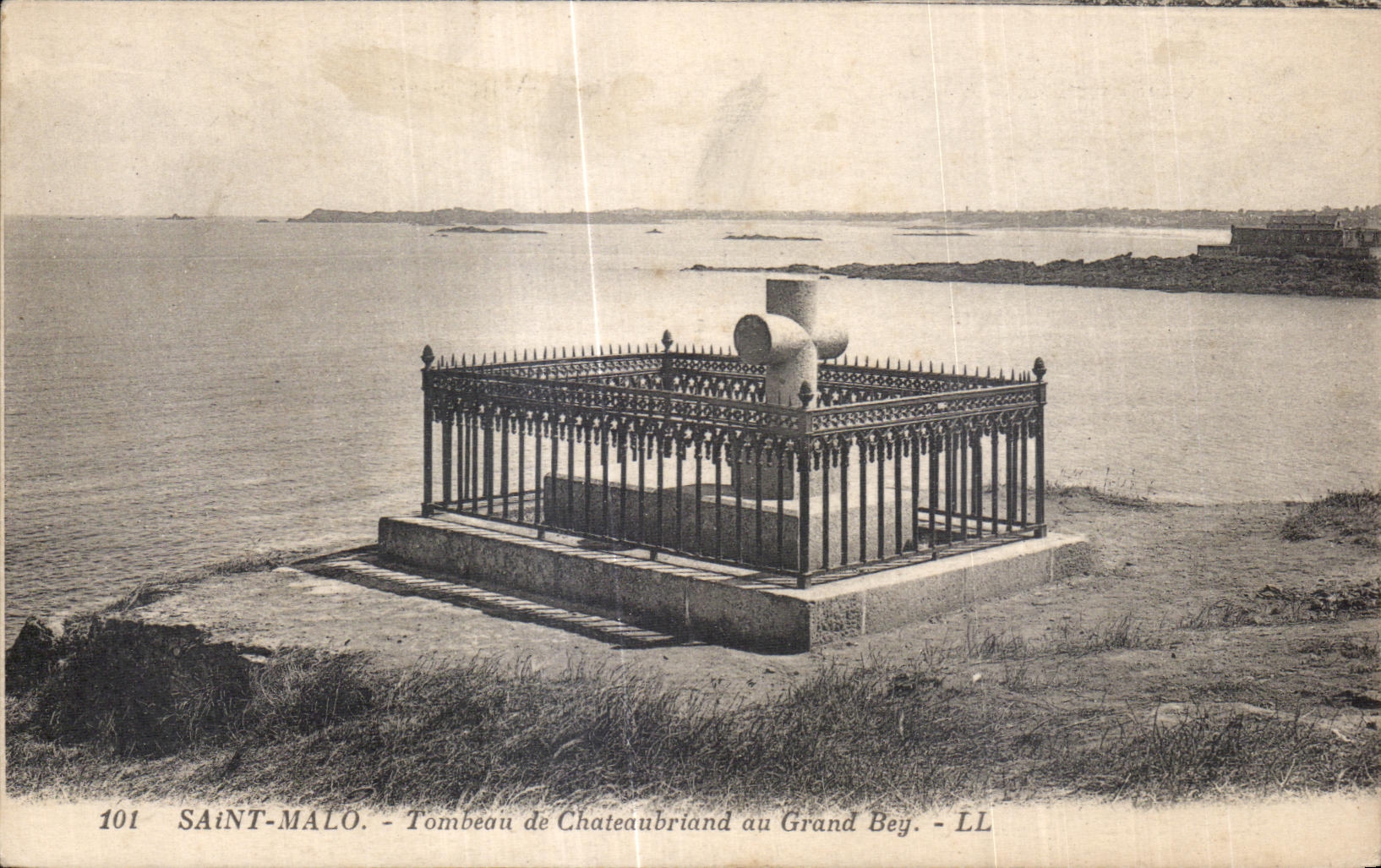 Saint-Malo - Tombeau de Chateaubriand au Grand Bey - LL
