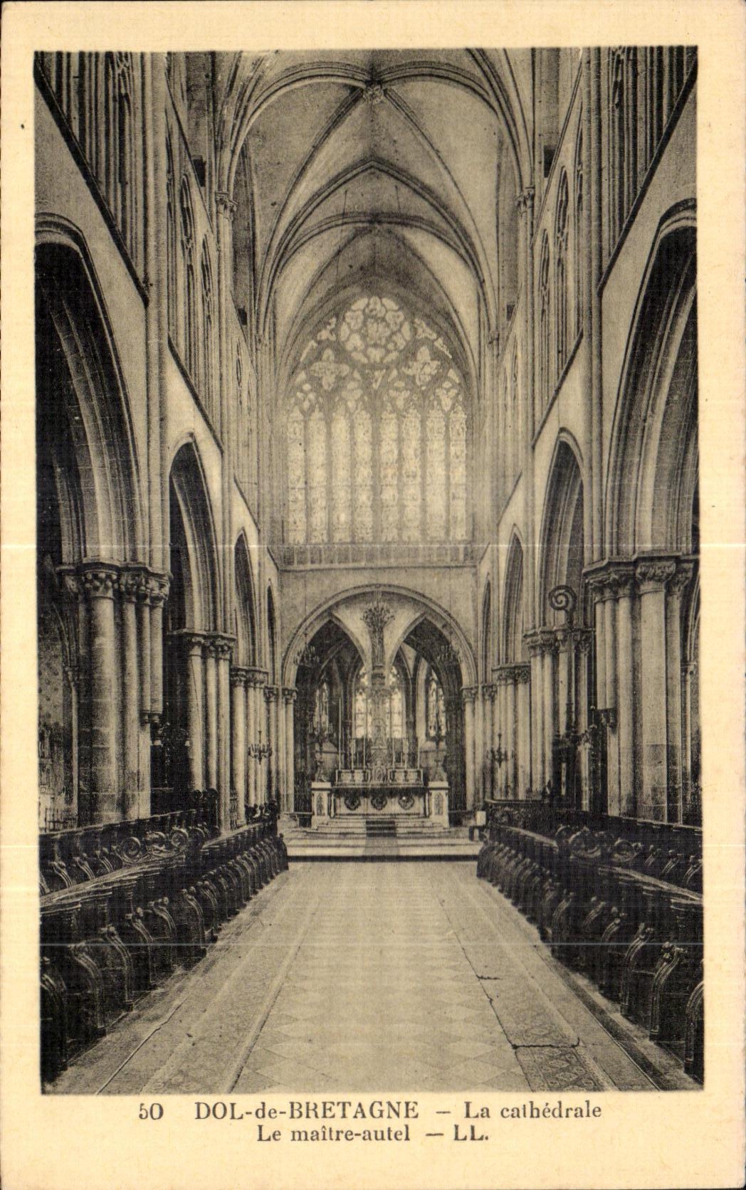 CPA Dol de Bretagne La Cathedrale Le Mailre autel