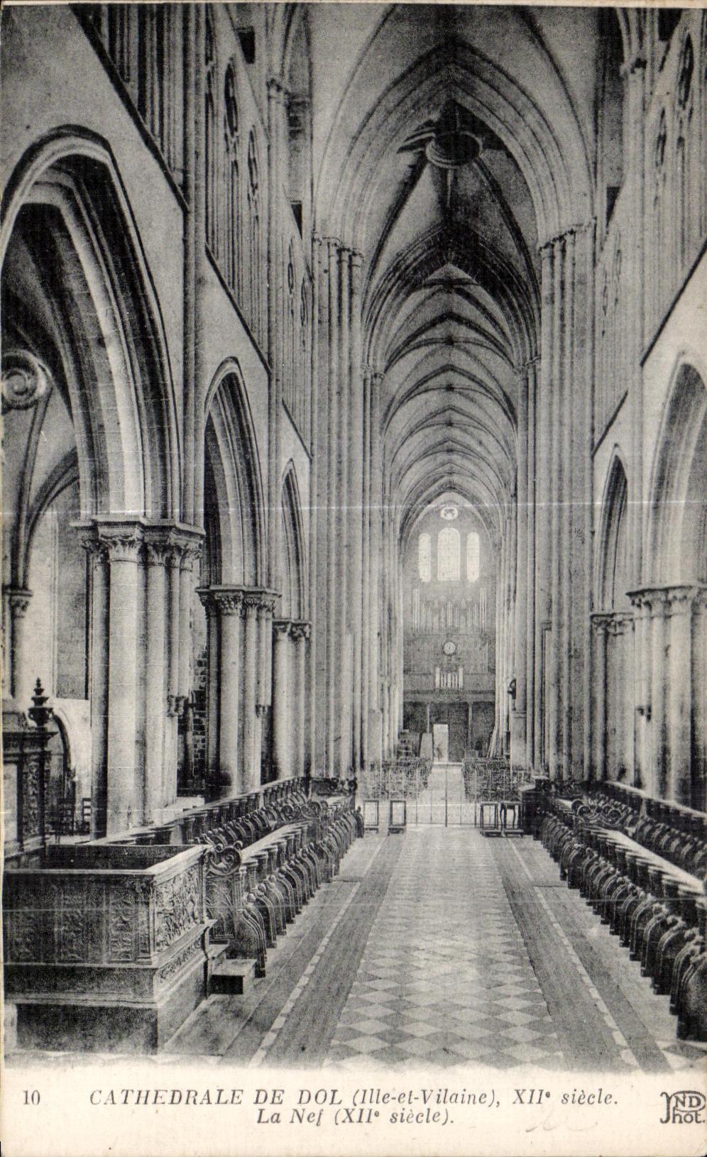 Cathédrale de Dol (Ille-et-Vilaine) — La Nef (XIIe siècle) — ND Phot.