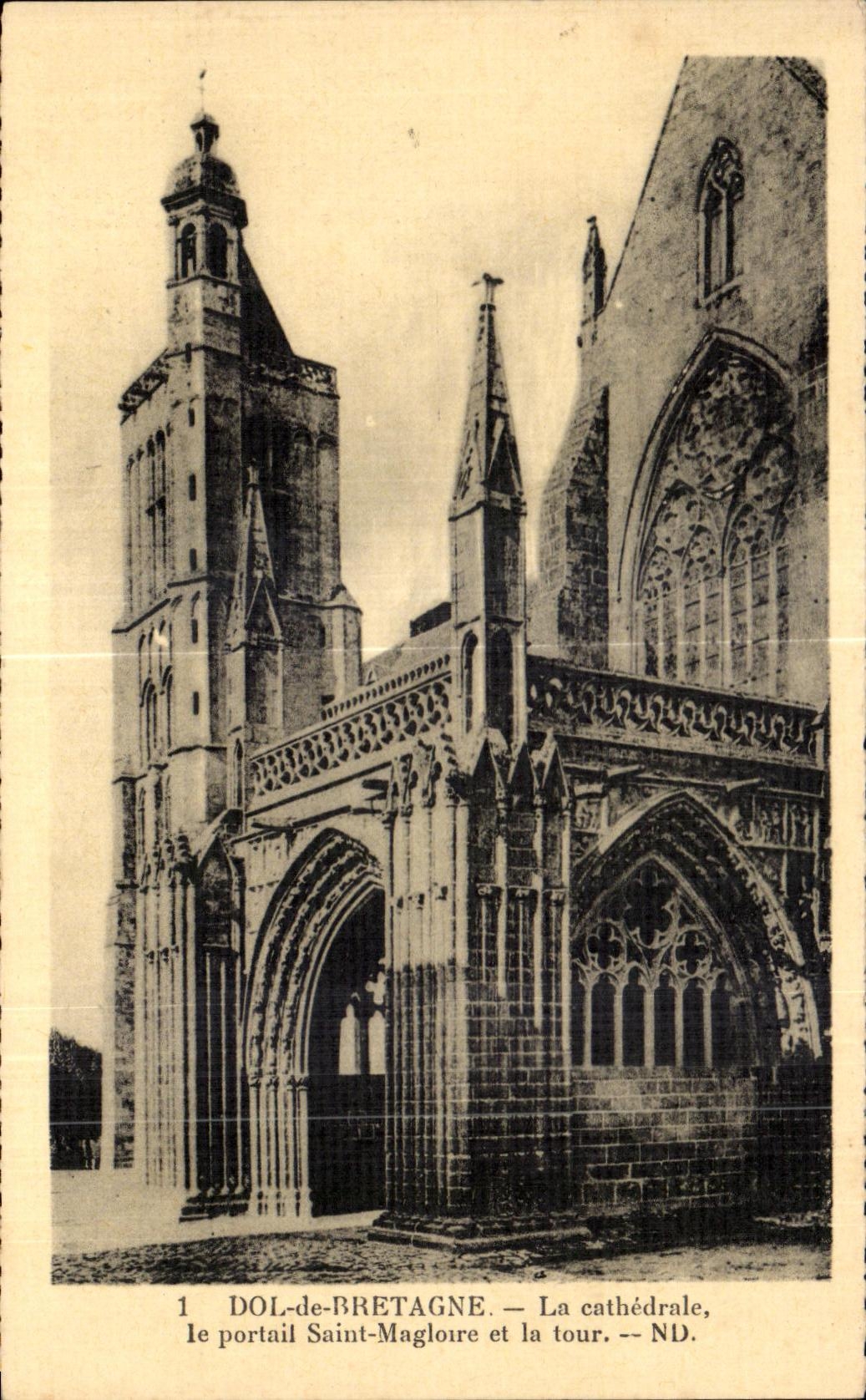 CPA Dol de Bretagne La Cathedrale le portail Saint Magloire et la tour
