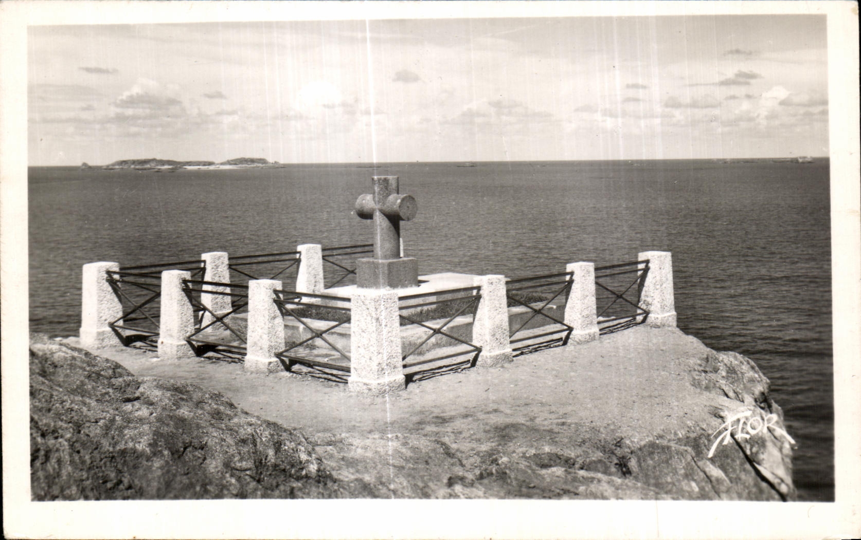 Tombeau de Châteaubriand à Saint-Malo — Statue par Armel Beaufilis — Éditions Artigues Carrière