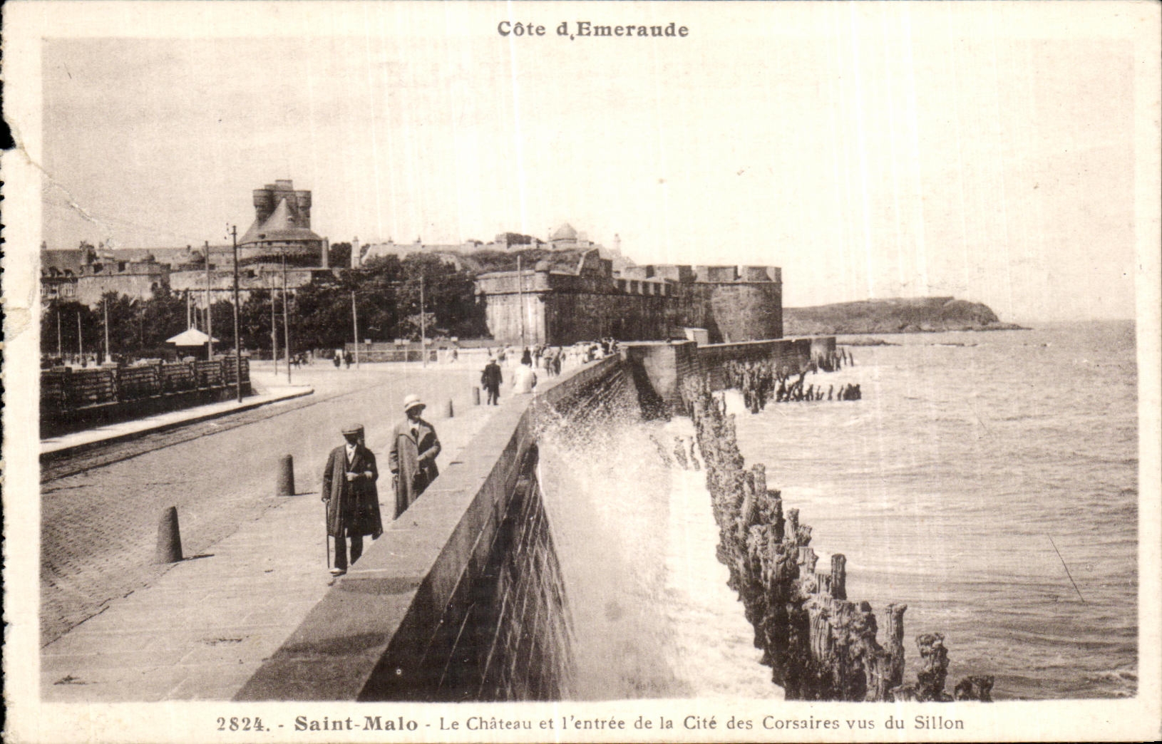 CPA Saint Malo Le Chateau et L Entree de la Cite des Corssires Vus du Sillon