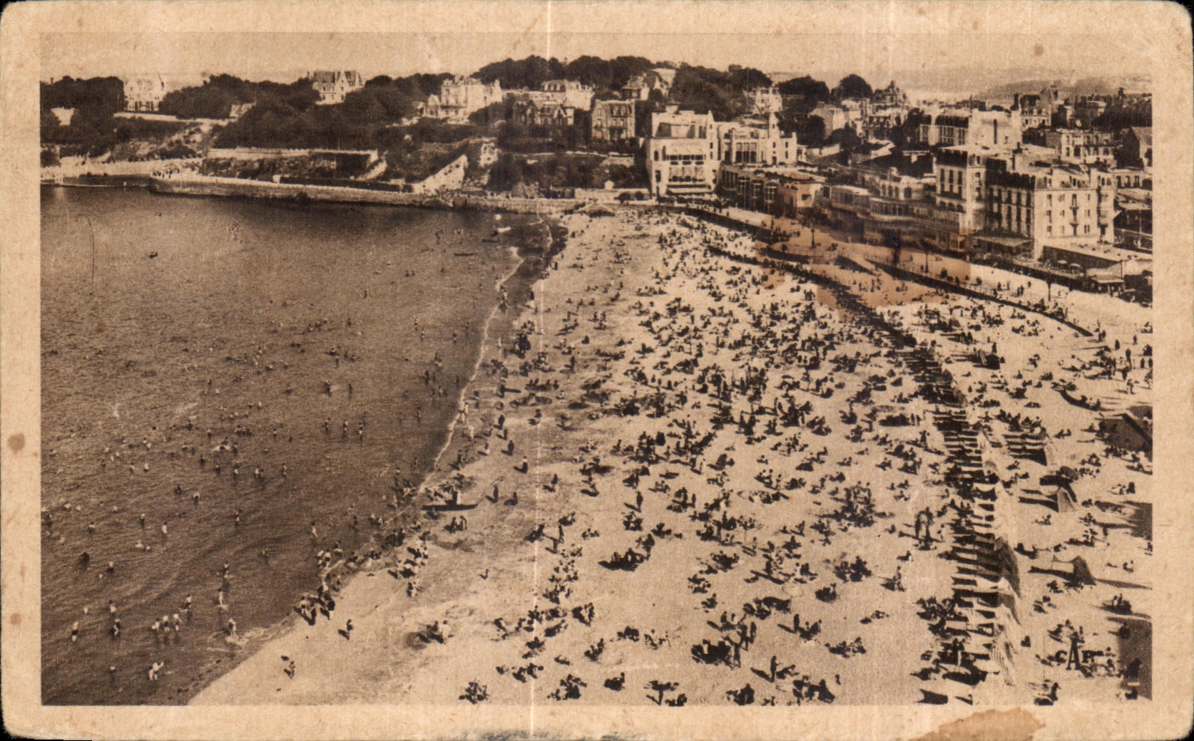 Dinard — La Plage à l'heure du bain — Vue prise du Crystal-Hôtel