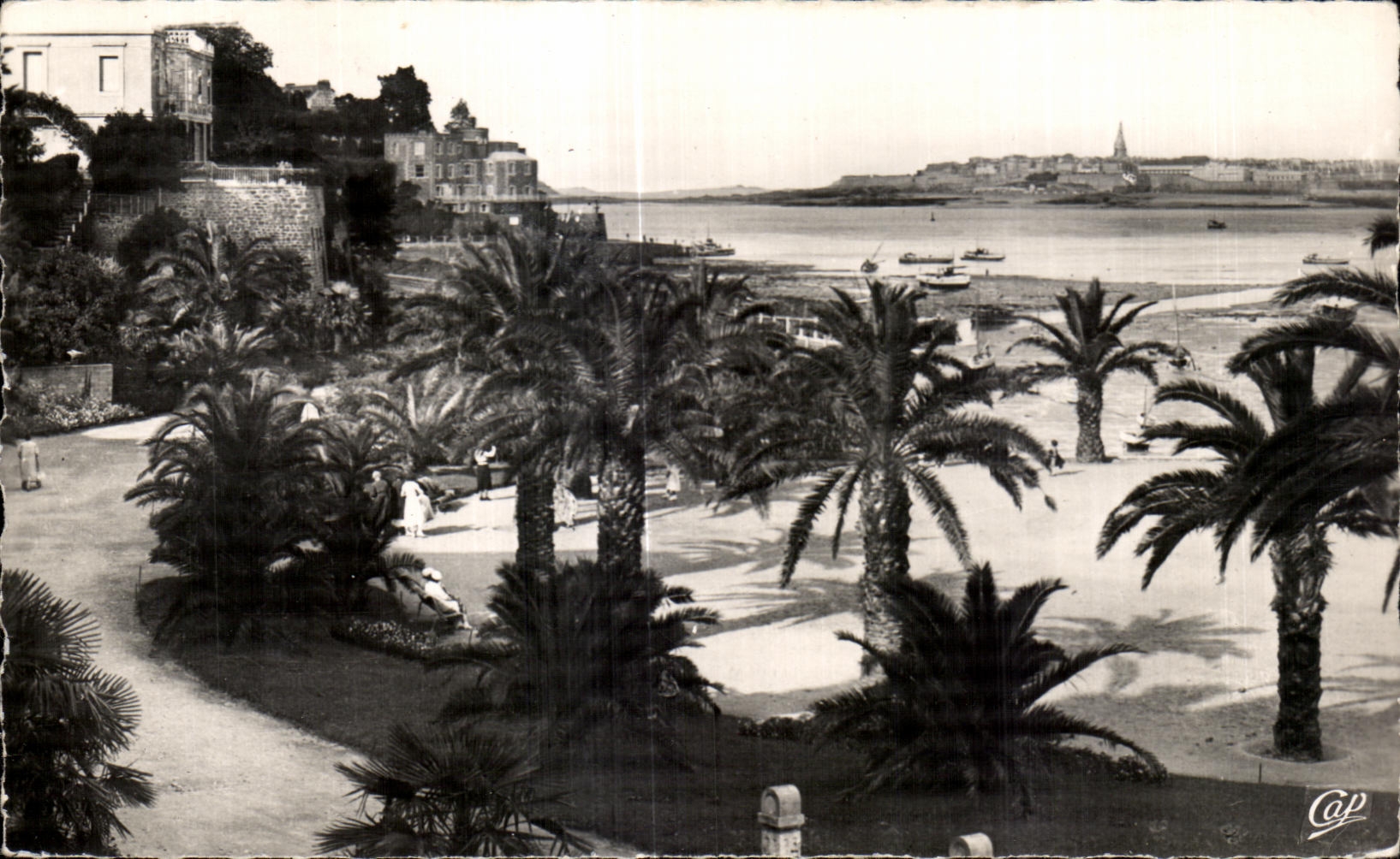 Dinard - La Palmeraie — Au fond, Saint-Malo — Réal-Photo, n°146