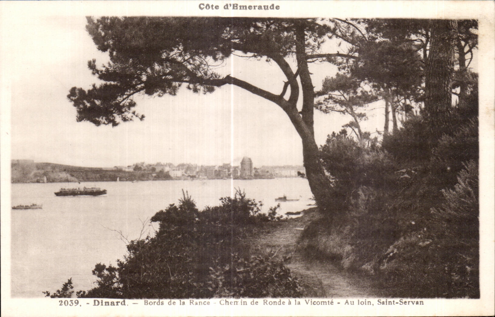 Dinard — Bords de la Rance — Côte d'Émeraude — Vue de Saint-Servan au loin
