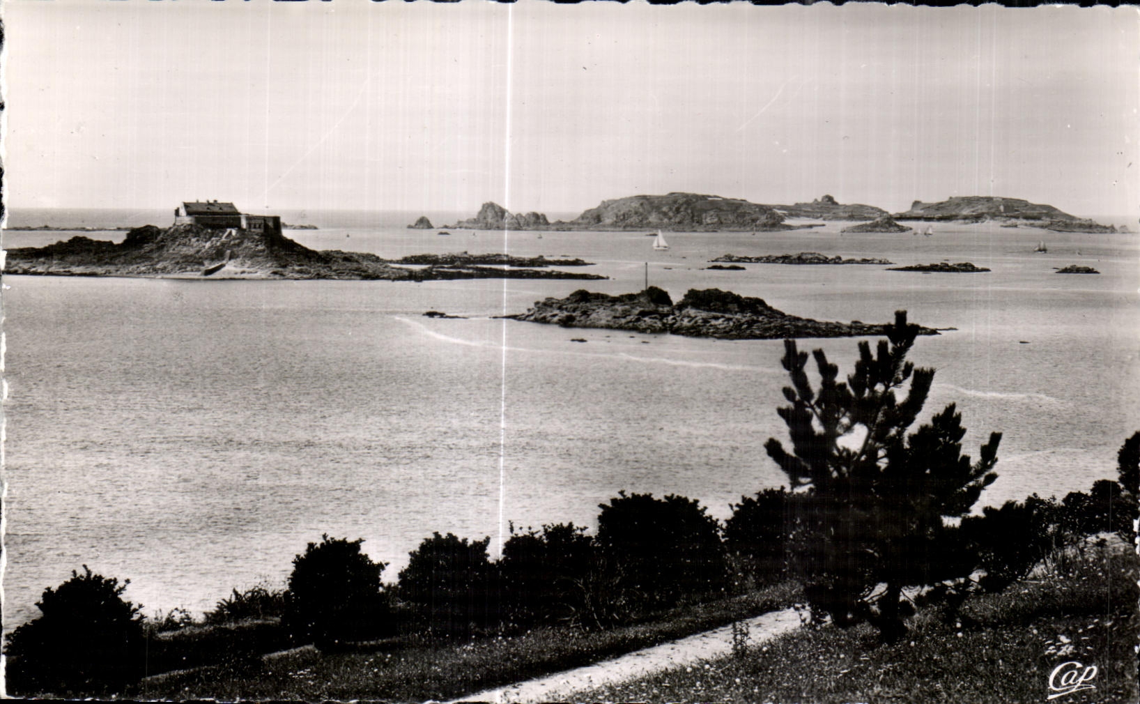Dinard — Vue vers le Fort de Harbour et l'Île de Cézembre — C.A.P. (57) Paris