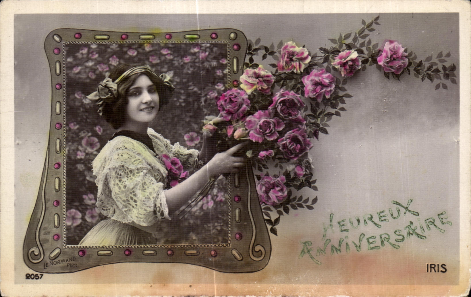 Femme avec roses — Anniversaire — LE NORMAND Phot. n°2057