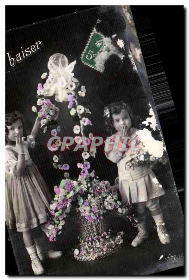 Deux enfants jouant avec des fleurs — éditeur non visible — timbre 5c vert