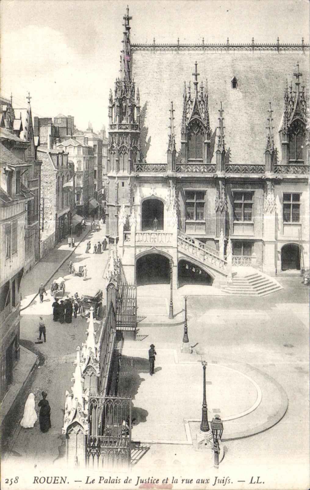 CPA Rouen Le Palais de Justice et la rue aux Juifs