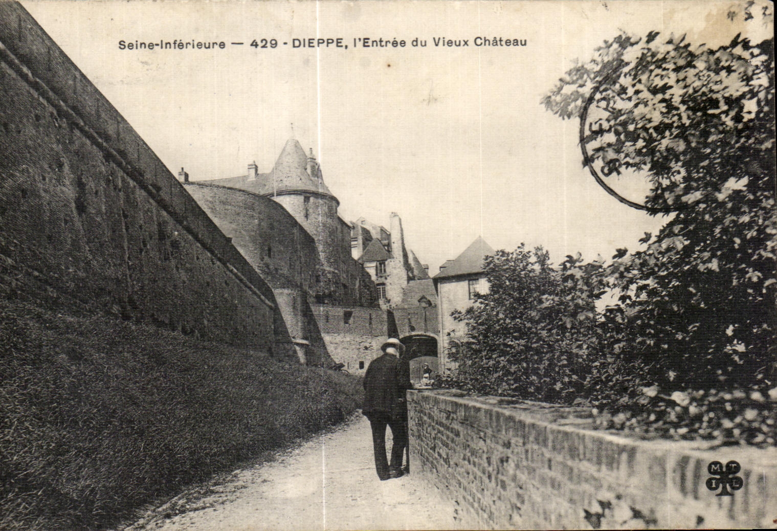 CPA Seine Inferieure Dieppe l Entree du Vieux Chateau