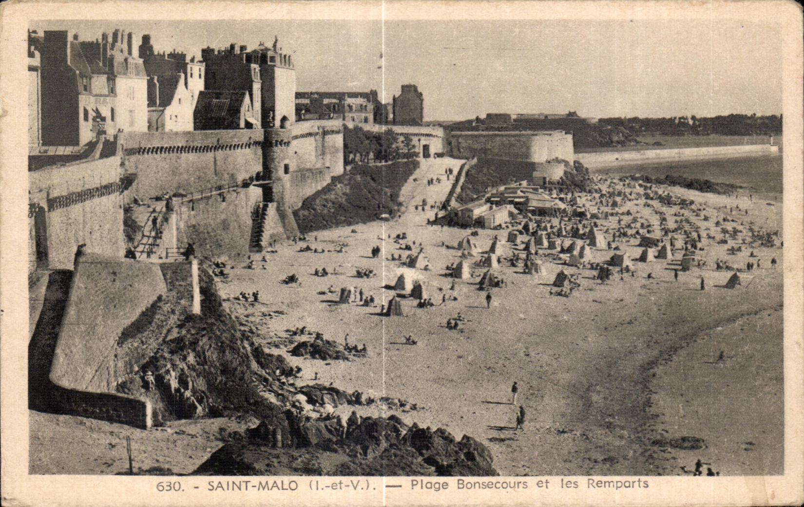 Saint-Malo (I.-et-V.) — Plage Bonsecours et les Remparts