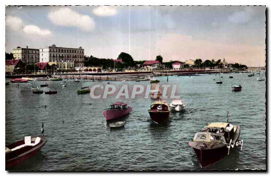 Arcachon (Gironde) — Un coin du Port et le Grand-Hôtel — Éditions d'Art, Paris