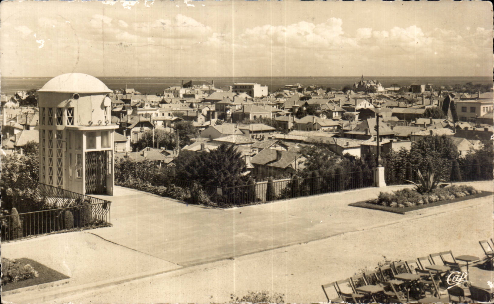 Arcachon — Vue générale vers le Bassin — prise du Casino Mauresque — Réal-Photo