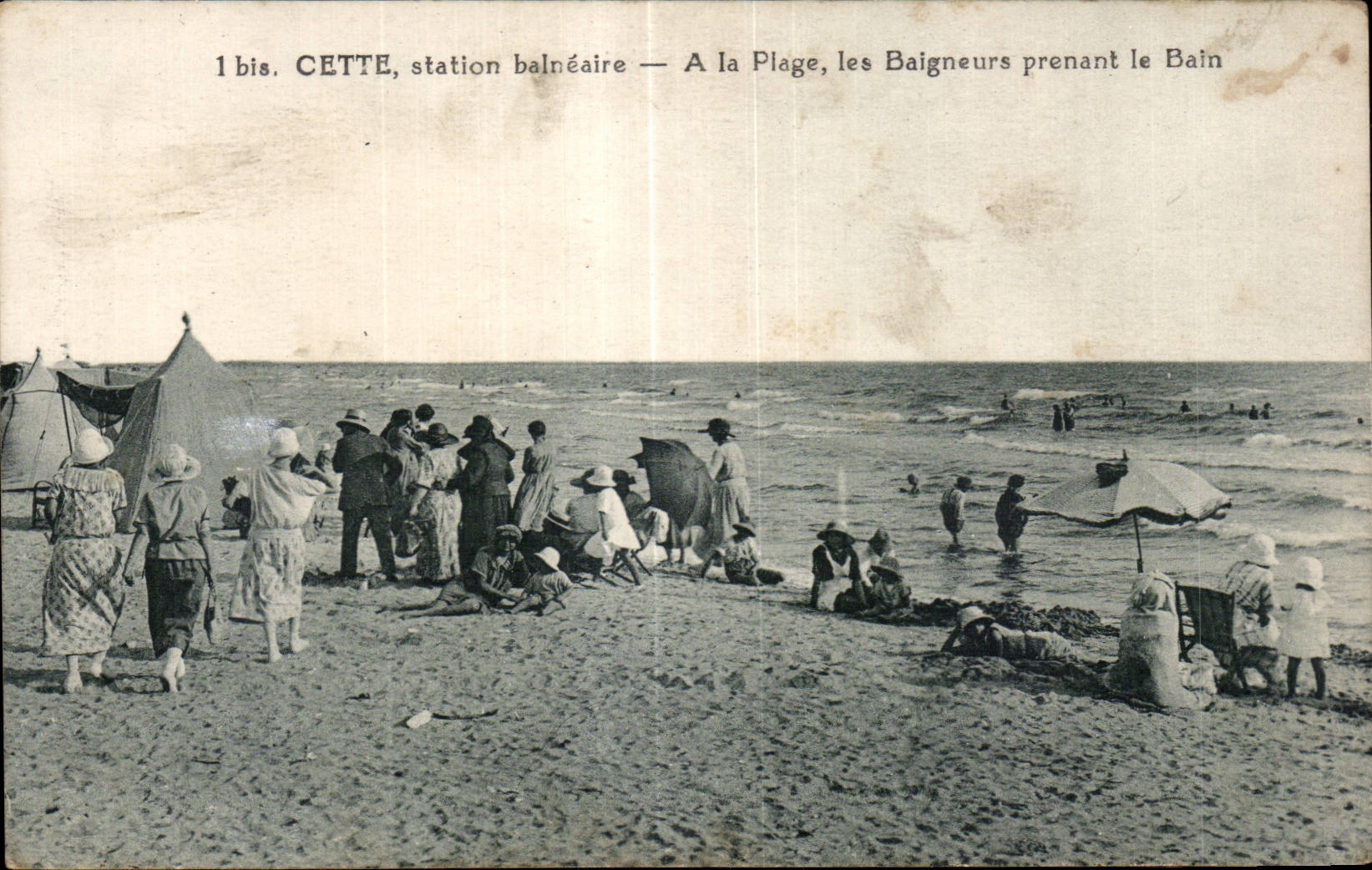 CPA Sete Station balneaire A la plage les baigneurs prenant le bain 